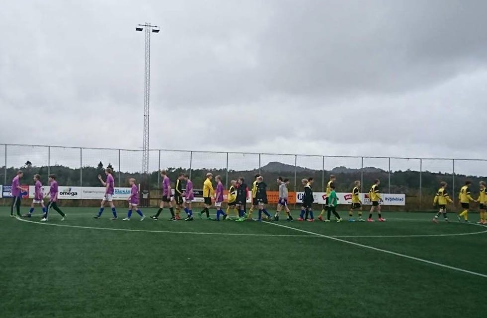 Tysværvåg og Frakkagjerd ungdomskoler møttes til kamp i skolecupen i fotball. Det ble borteseier. Foto: Håkon André Waage