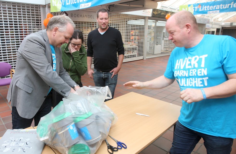 Ordfører Sigmund Lier og varaordfører Ola S. Apeland tok i mot bøssene fra Førland. Kathleen og Gunnar Askeland var kretsen sine representanter. Foto: Alf-Einar Kvalavåg