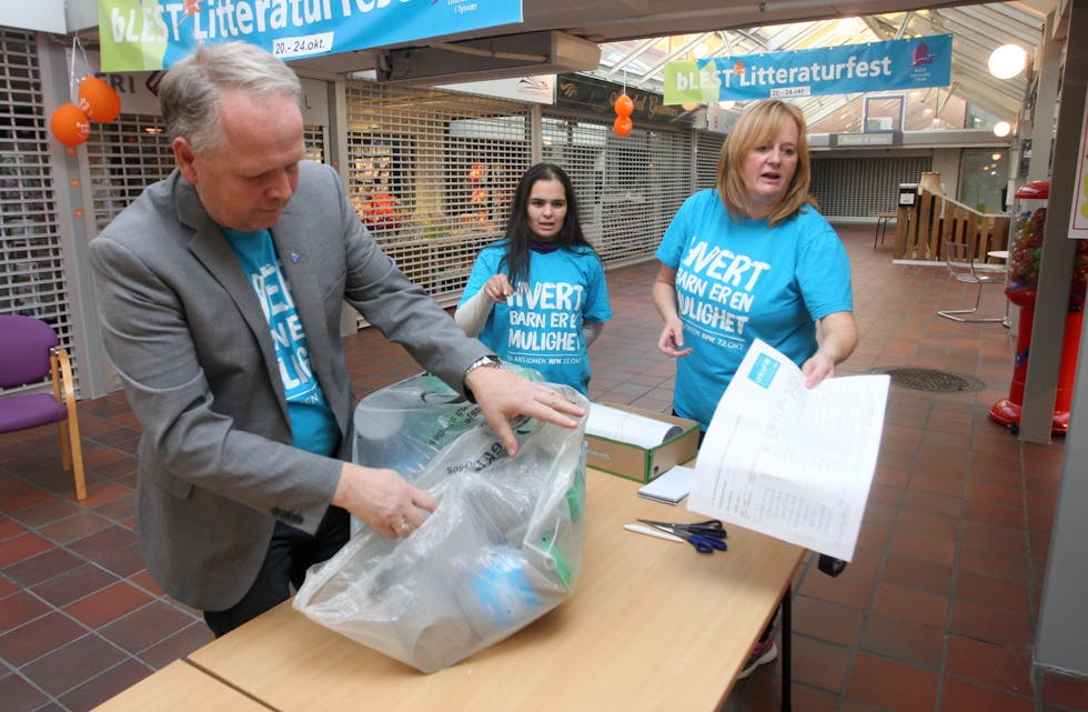 Sigmund Lier og Liv Jorunn Frønsdal tar i mot Ann Elin Strømø fra Frakkagjerd/Stegaberg. Foto: Alf-Einar Kvalavåg