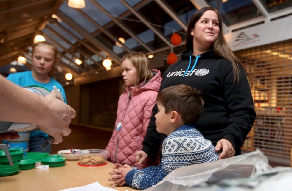 Mathea, Maren og Alfred Økland kom med pengene fra Skjoldastraumen. Foto: Alf-Einar KValavåg
