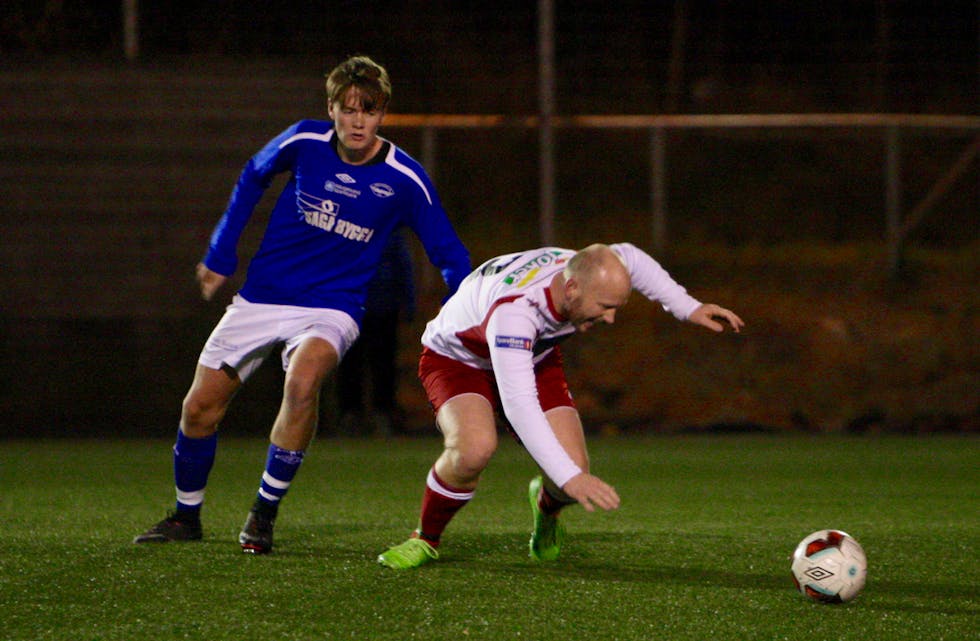 Det er vondt å være Nedstrand-spiller om dagen. Rikard Aksland og NIL tapte i kveld 2-0 for Vetle Aareskjold  og Falkeid. Foto: Alf-Einar Kvalavåg