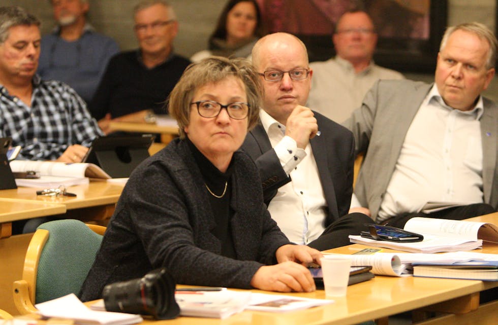 Det var en sjelden trist stemning i kommunestyresalen i kveld. Rådmannens forslag til budsjett var tungt stoff. Fra venstre Randi Rettedal, Ola S. Apeland og Sigmund Lier. Foto: Alf-Einar Kvalavåg