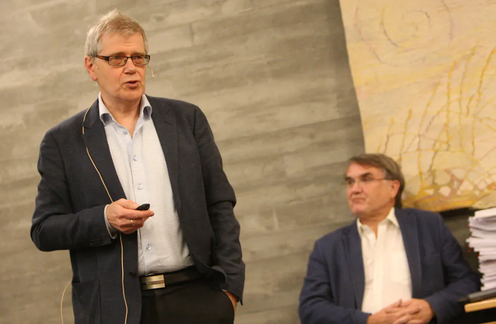 Økonomisjef Tor-Leif Helgesen og rådmann Arvid S. Vallestad presenterte neste års budsjettforslag.