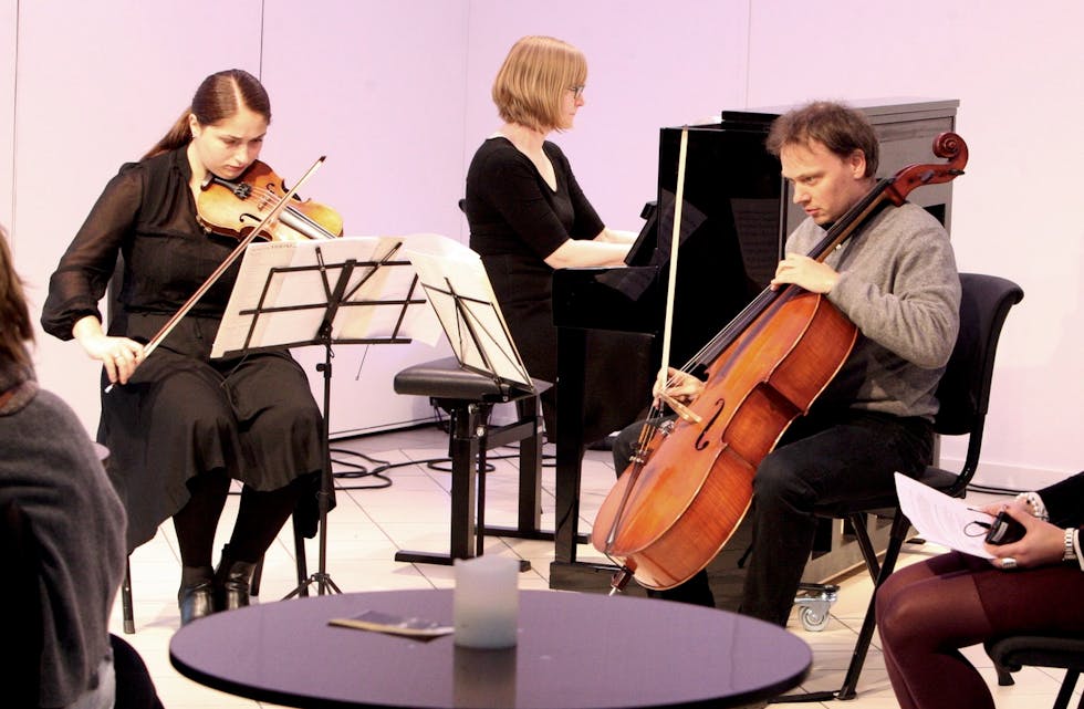 Munor stilte med Elga Akhaladze, fiolin, Tobias Tellmann cello og Marina Joahansson på piano. Grethe Lunde Øvrebø (t.h.) ledet det hele under dagens lunsjkonsert. Foto: Alf-Einar Kvalavåg