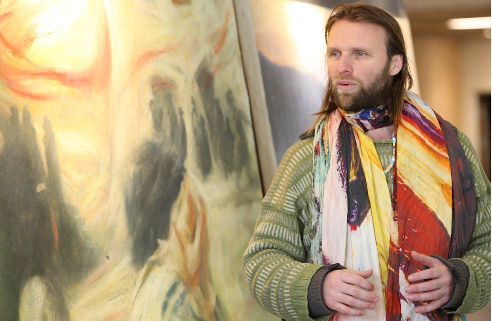 Aune Sand monterer bilder til en popopputstilling av broren Vebjørn i Tysværtunet. Foto: Alf-Einar Kvalavåg