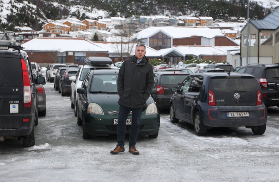 Kunder kjører rundt og rundt og leter etter parkering i Aksdal. Til og med handikapplassene var opptatt, før eierne fikk melding og flyttet bilene. Birge Nymark er frustert - nok en gang. Foto: Alf-Einar Kvalavåg