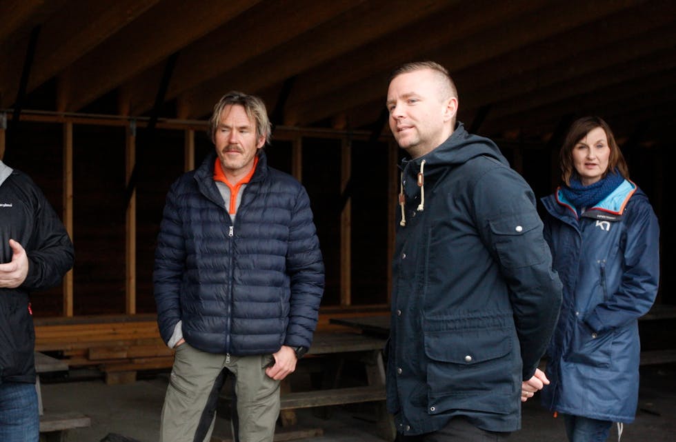 Terje Knoff og Åsmund Sandvik mente at 10.000 i bot for den ulovlig oppsatte grillhytta til Bill Clinton og velforeningen var mer enn nok. Lillian Vikra og flertallet mente at 35.000 kroner var rett sum. Foto: Alf-Einar Kvalavåg