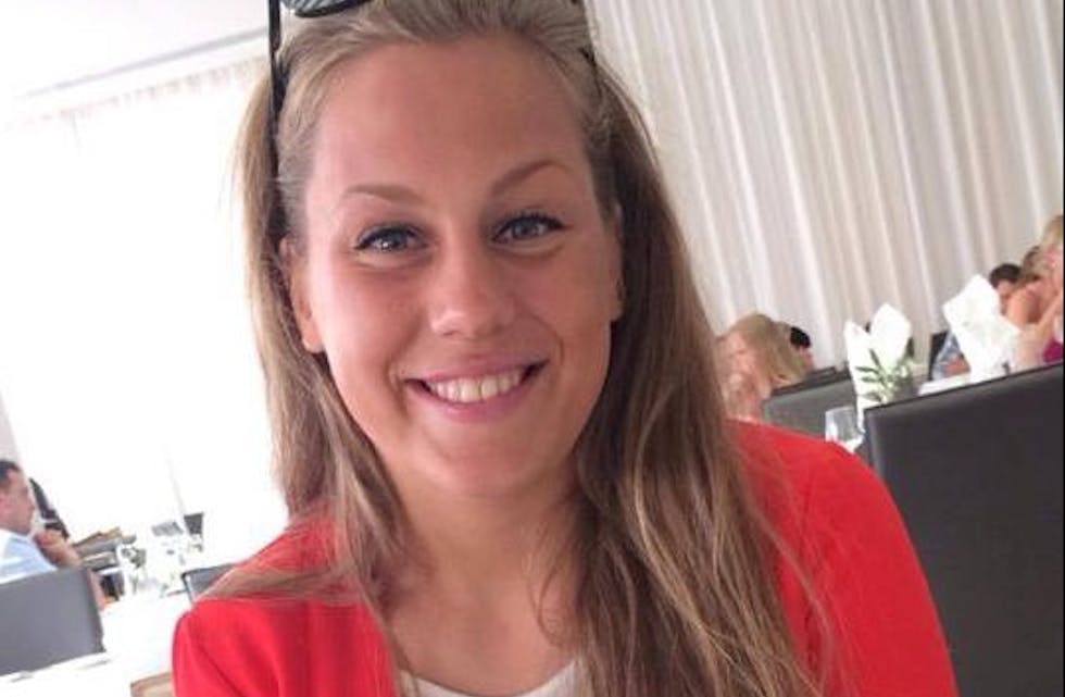 Karoline Lie opplevde sitt livs mareritt da tre menn stormet rommene til gruppen og ranet dem med machete.