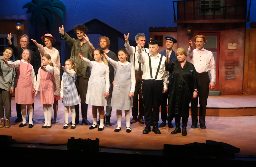 Mathilde Wold, Emilie Sørtveit Lura, Mathea Økland Nedrebø, Mari Åsheim, Hanna Askeland Høgestøl og resten av skuespillerne i Kardemomme By. Foto: Alf-Einar Kvalavåg