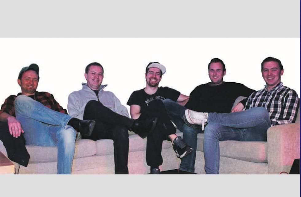 Bandet i fullt format består av: Kjetil Østebøvik - Bass/Vokal, Jardar Havikbotn - Keyboard, Wolfgang B. Ognøy - El gitar, Eirik Nedrebø - Akustisk gitar, og Øyvind Østebøvik - Trommer.