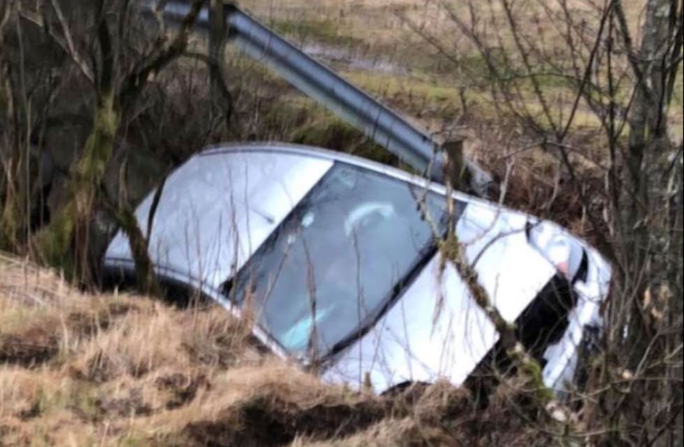 En personbil har havnet i grøften nær Våg.