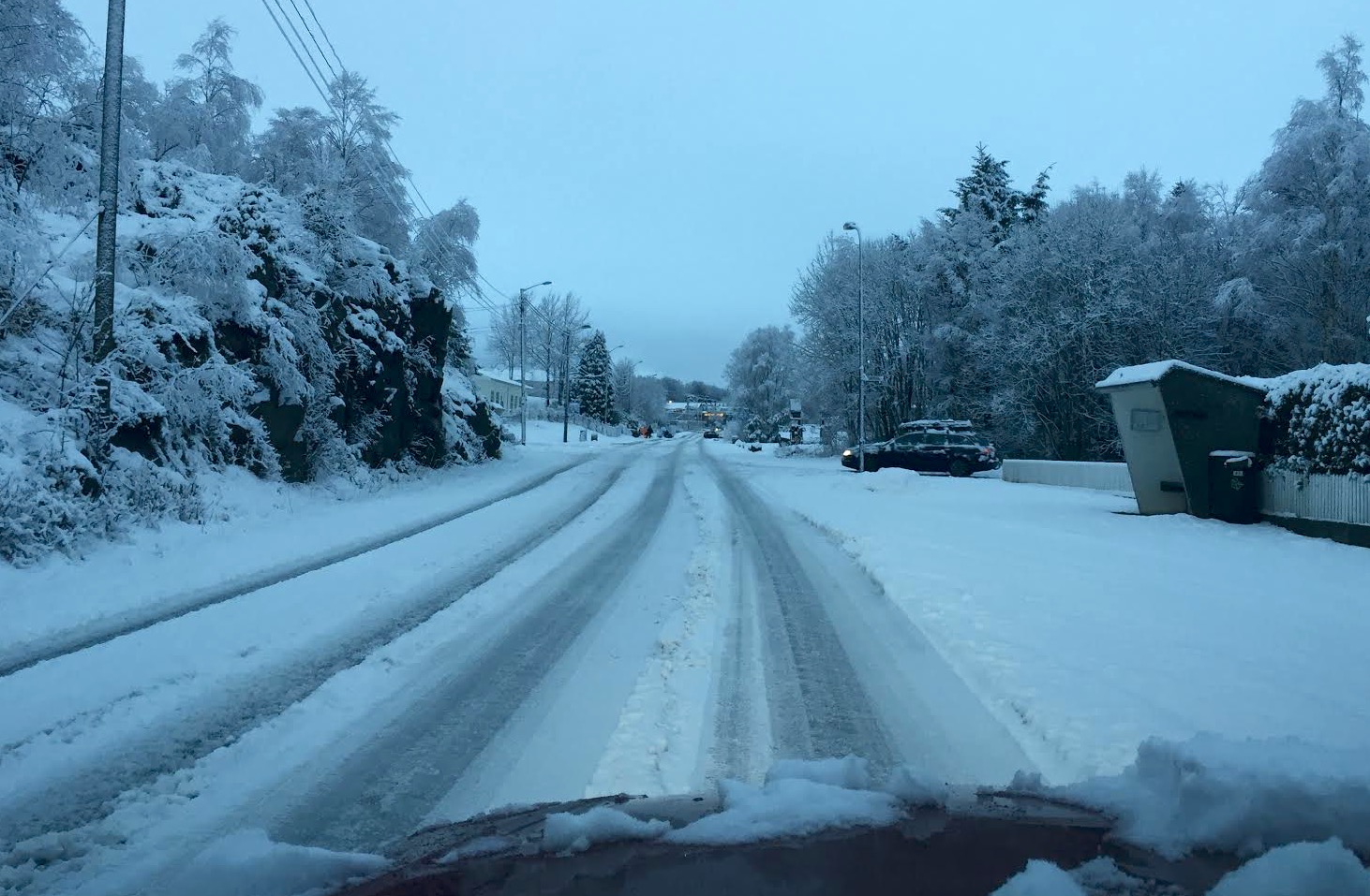 Flere av sideveiene i Tysvær er ikke brøytet. det betyr at det er sporete og glatt. her fra Frakkagjerdvegen. Foto: Alf-Einar Kvalavåg