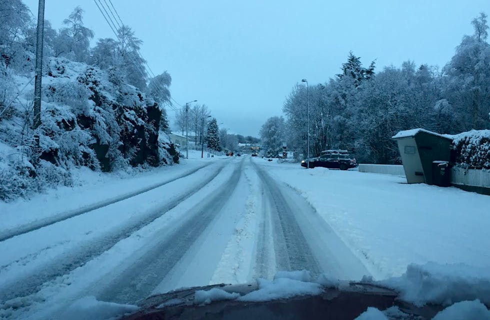 Flere av sideveiene i Tysvær er ikke brøytet. det betyr at det er sporete og glatt. her fra Frakkagjerdvegen. Foto: Alf-Einar Kvalavåg