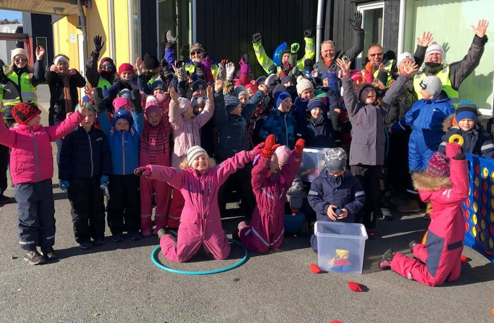 God stemning under åpningen av SFO-en sin nye utebod. Foto: Frode Hundsnes