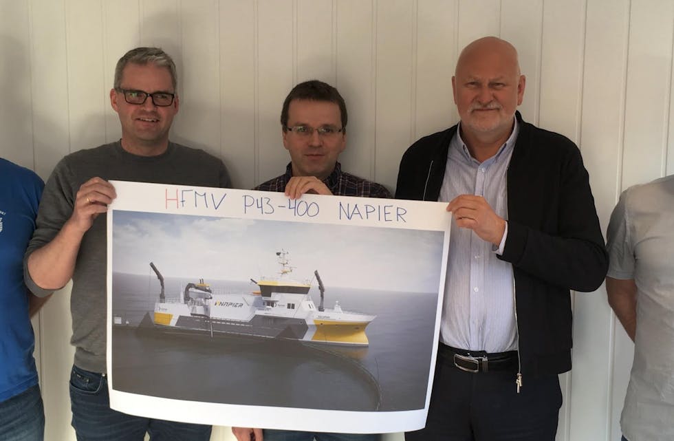 FMV43 har designbetegnelsen HFMV P43-400 v2, og er et fellesprosjekt mellom Napier, Heimli og FMV. Fra venstre: Hugo Strand (FMV), Kjetil Tufteland (Napier), Asbjørn Vik (Heimli), Bjørn Apeland (Napier), Åsmund Sørfonn (FMV)