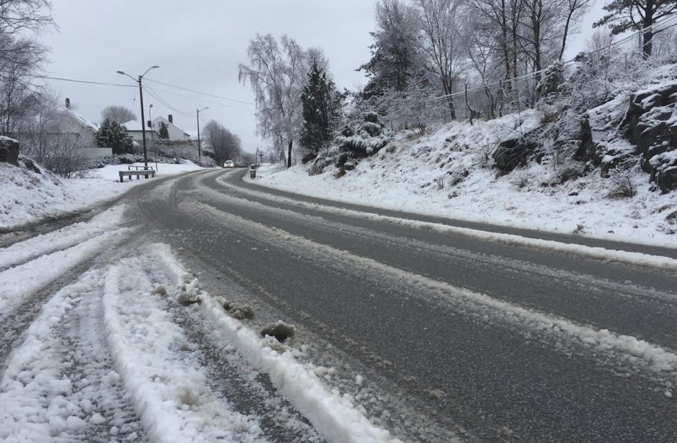 Frakkagjerdvegen var sporete og glatt i dag morges. det meldes om delvis vanskelige kjøreforhold i Tysvær. Foto: Alf-Einar Kvalavåg