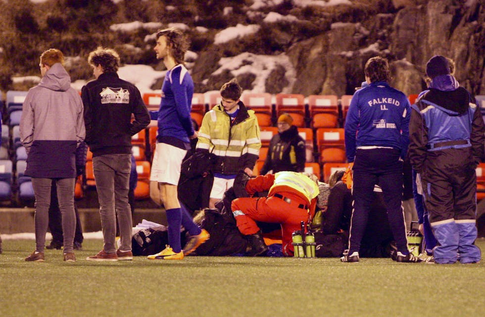 En spiller fra Falkeid er fraktet til Haugesund sykehus etter en skade på kunstgresset på Frakkagjerd. Foto: Alf-Einar Kvalavåg