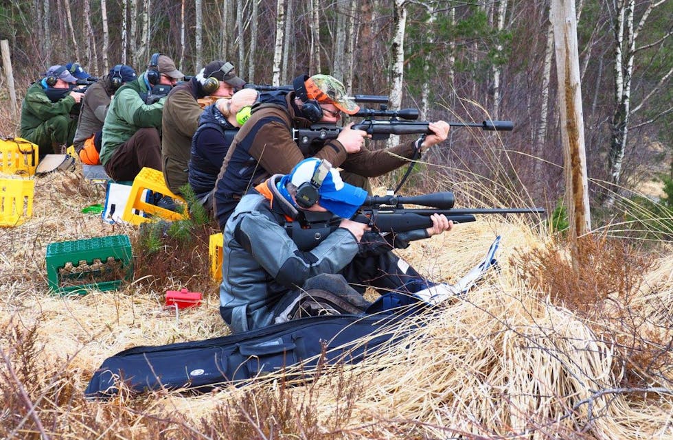 Tysvær Jeger og Fiskerforening arrangerte årets første jaktfeltskyting i Sponavika. Foto: