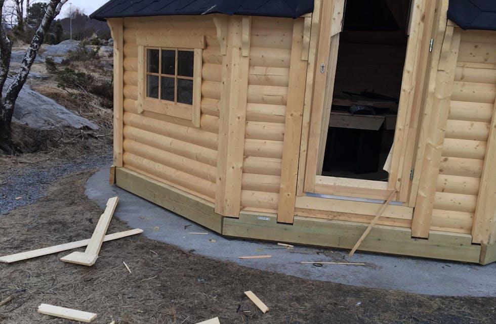 Å se slikt blir en bare trist av. den nye grillhytten til Frakkagjerd skole har hatt «pøbler» på besøk i påsken. Foto: Silje Fludal