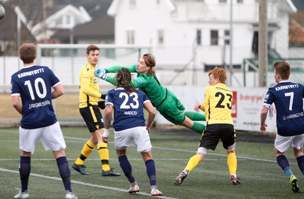 Halvor Hansen, Haakon Kvia og Jomar Skrunes fikk litt orden på forsvaret etter pause. men da var det for sent. Foto: Alf-Einar Kvalavåg