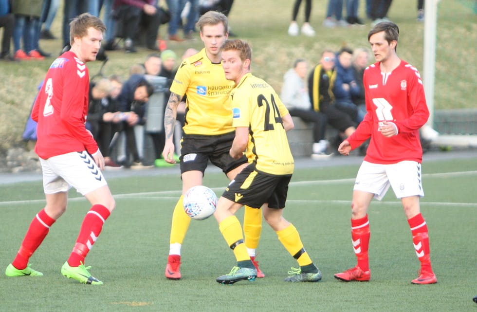 Aleksander Gundersen og Berge Ohm fikk raskt mange Hundvåg-spillere rundt seg i 3-3-kampen. Foto: Alf-Einar Kvalavåg