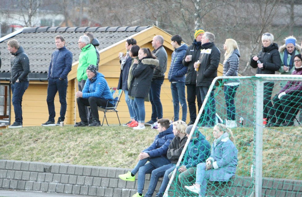 Vanligvis er det mellom 80 og 100 på kampene til Skjold. Det blir garantert flere på onsdag. Kom tidlig, kjør sammen og følg vaktene sine råd, er oppfordringen fra Skjold IL. Foto: Alf-Einar Kvalavåg