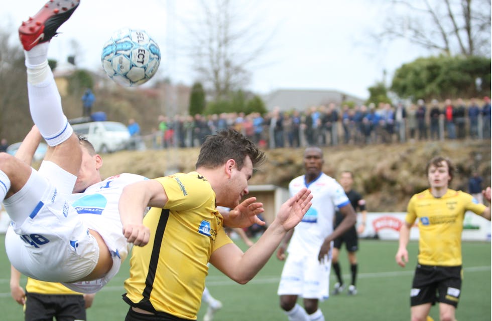 Fredrik Pallesen Knutsen prøvde det meste for å få seg et mål i Grinde. Morten Bådsvik sto ann av... Foto: Alf-Einar Kvalavåg