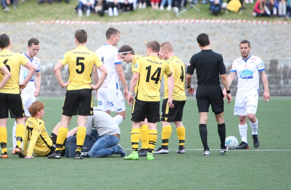 Haakon Kvia ble liggende etter en duell mot FKH. Nå kan sesongen være over. Foto: Alf-Einar Kvalavåg