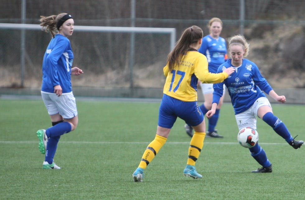 Det blir tøff motstand for Hannah Telle og Solveig Egge i kveld når Viking kommer på besøk. Arkivfoto: Alf-Einar Kvalavåg