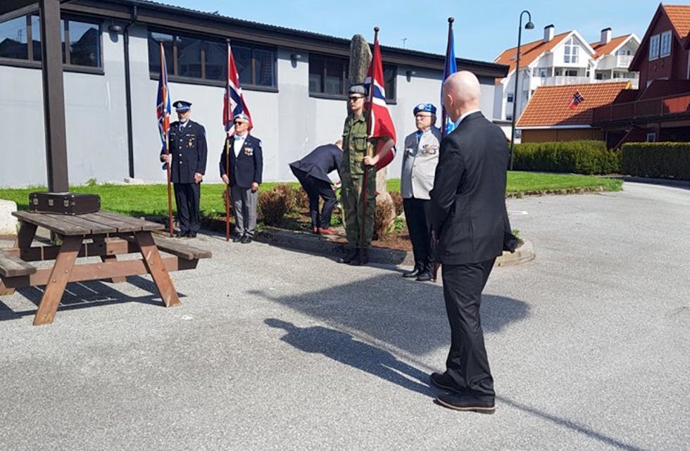 Varaordfører Ola S. Apeland la ned minnekrans ved Arquebus på 8. mai 2018. Foto: Rune Ørke