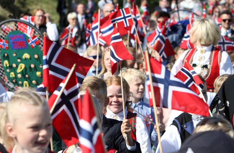 Fleire hundre hadde møtt opp og var med i toget på Frakkagjerd. Foto: Alf-Einar Kvalavåg