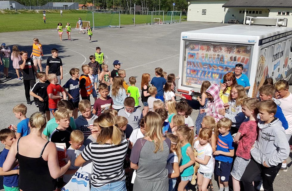 Isbil på besøk i storefri. De kan det med å feire i Straumen. Foto: Straumen skule