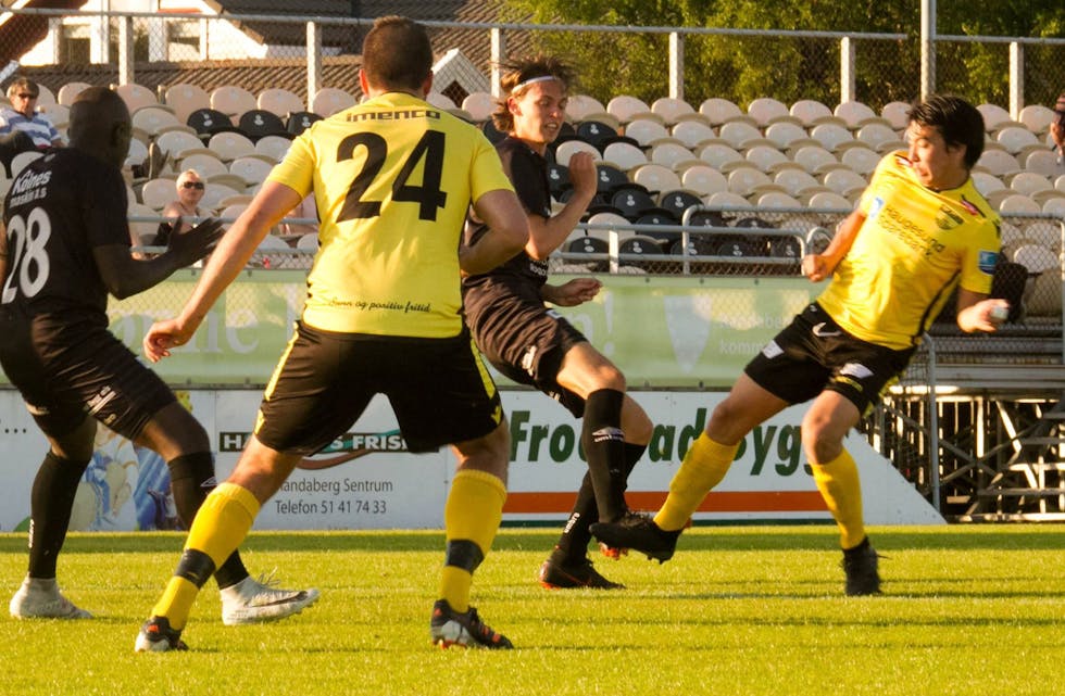 Jonas Wergeland og Roald Berge i aksjon mot Randaberg. Foto: Pål Time