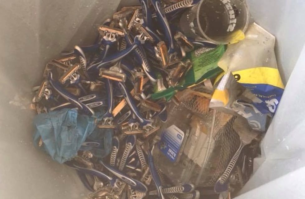 I dag har unger funnet 50-100 engangshøvler på bunnen helt på grunna her på Notaflåt.