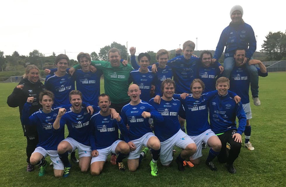 En glad Falkeid-gjeng etter 2-1 over Sveio. Foto: Asbjørn Bakken