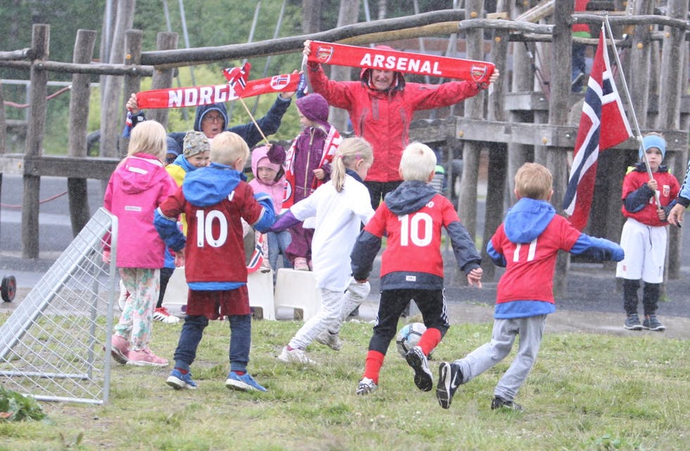 Heia, heia. Ingenting å si på stemningen når det ble spilt VM-kamp i Aksdal. Foto: Alf-Einar Kvalavåg