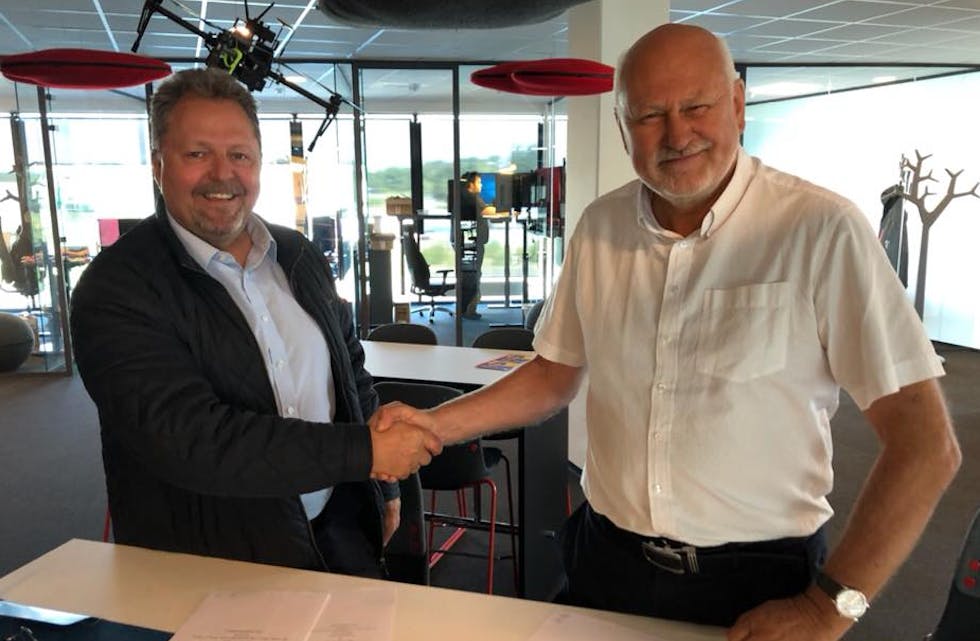Kontrakten ble signert av daglig leder i GL Prosjektservice Terje Lindstrøm og Bjørn Apeland fra Aksdal Senterutvikling.
