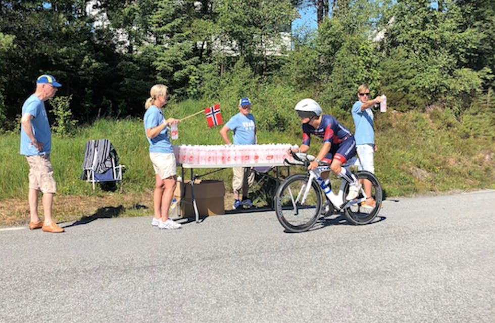 På Førland delte de ut forfriskninger til syklistene.