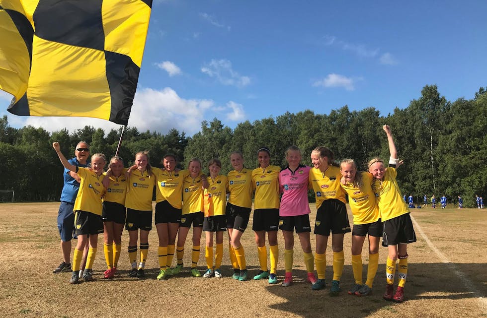 Ordføreren tok runden med flagget da Skjold j13 vant 4-1 over Dombås i første kamp. Foto: Irene Susort