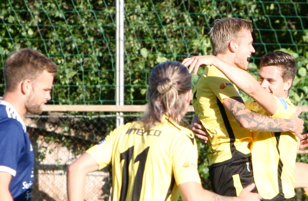 1-0 og god grunn til å juble for Aleksander Gundersen og Halvor Hansen. Foto: Alf-Einar Kvalavåg