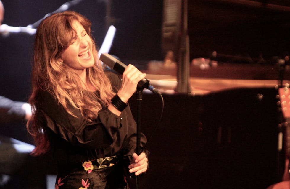 Rita Eriksen serverte nydelige sanger til stor applaus i Tysværtunet. Foto: Alf-Einar Kvalavåg