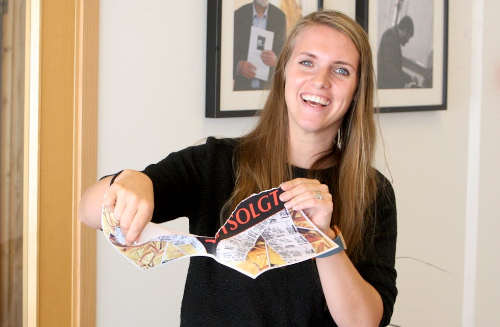 – Stor stas for alle oss som jobber i Aksdal Senter, sier senterleder Elsabeth Brekke Førland etter at 250 billetter til Damenes aften ble revet bort. Foto: Alf-Einar Kvalavåg