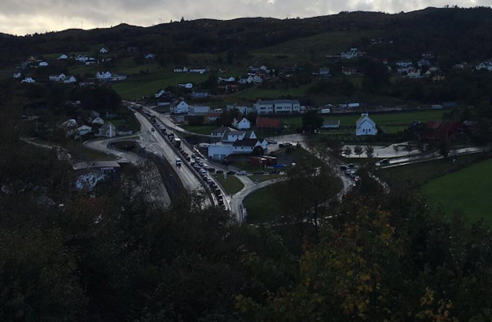 Det er lange køer i begge retninger etter ulykken. Foto: Privat