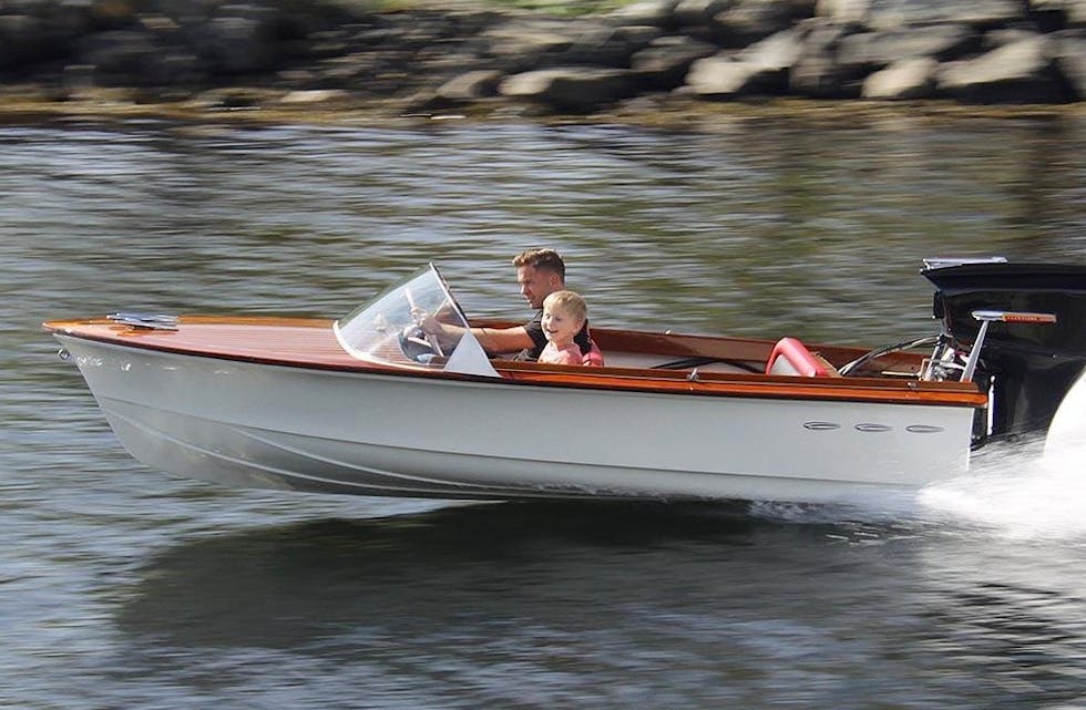 Jan Kåre Tørresdal viser fram båten sin på Karmøy i helgen. Foto: Privat