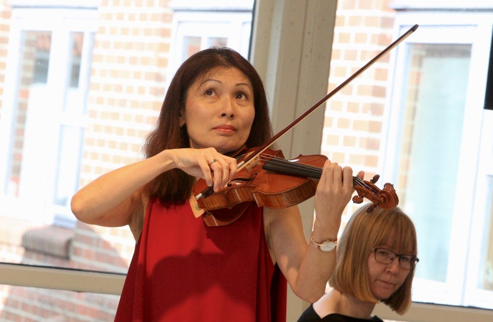 MUNOR sin nye fiolinist Megumi Tokosumi hadde med seg et knippe stykker fra sitt hjemland Japan. Foto: Alf-Einar Kvalavåg