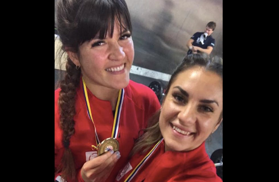 Zekiye Nyland (t.h.) er nordisk mester i vektløfting. Foto: Privat