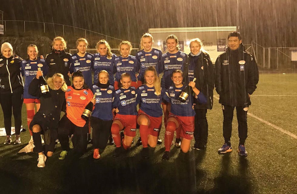 Stegaberg/Skjold er suverene seriemestre i 4. divisjon. 15 kamper og 15 seiere. Bak fra venstre: Trond Erland, Malene Kvinnesland, Trine Tollefsen, Ellen Kristine Dyrland Frøland, Johanne Waage Haakul, Lena Litlehamar, Oda Erland, Mia Gabrielle Thorvaldsen, Vilde Skofteland, Ava Skrunes, Ingrid Stokkan og Sigbjørn Tysvær.
Framme fra venstre: Tuva Herland, Gry Øvrebø, Andrine Ubøe, Heidi Stonghaugen, Malene Vierdal, Cecilie Apeland