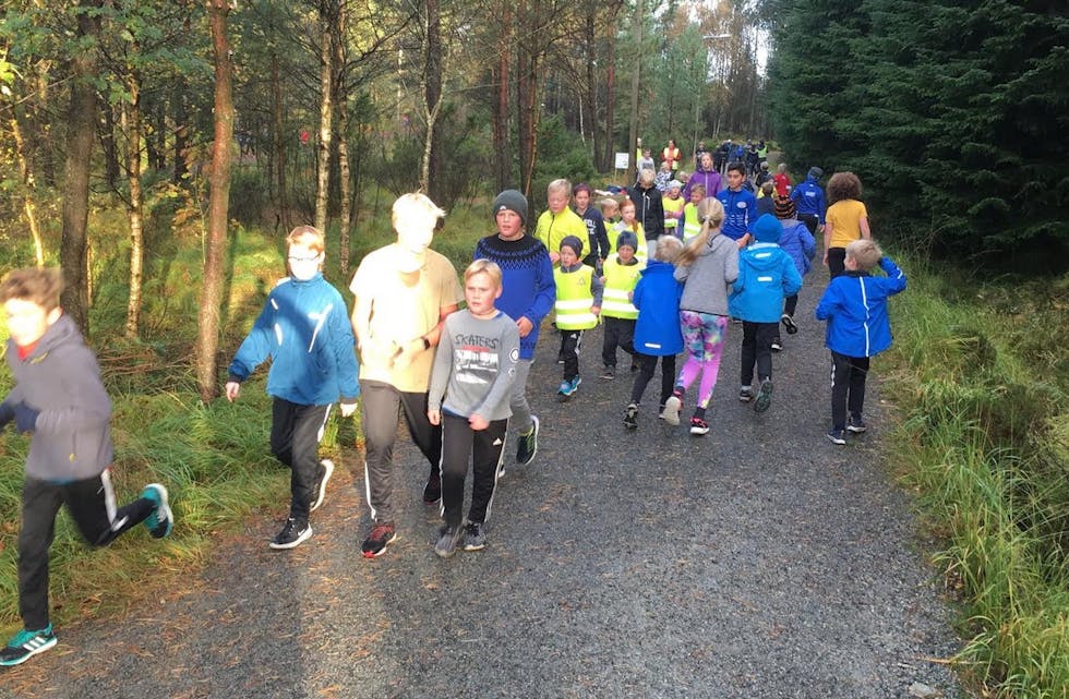 Det ble folksomt i turløypene da elever fra Frakkagjerd barneskole hadde joggedag. Foto: Frode Hundsnes
