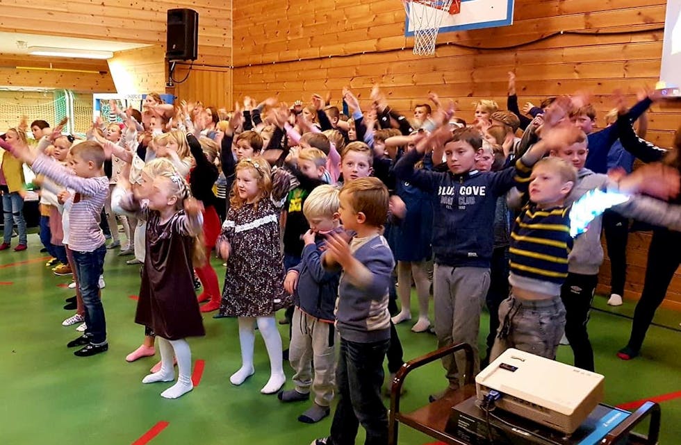 BLIME: Heile skulen dansa blime-dansen og fekk føresette med på å røre seg til musikk under Open dag.