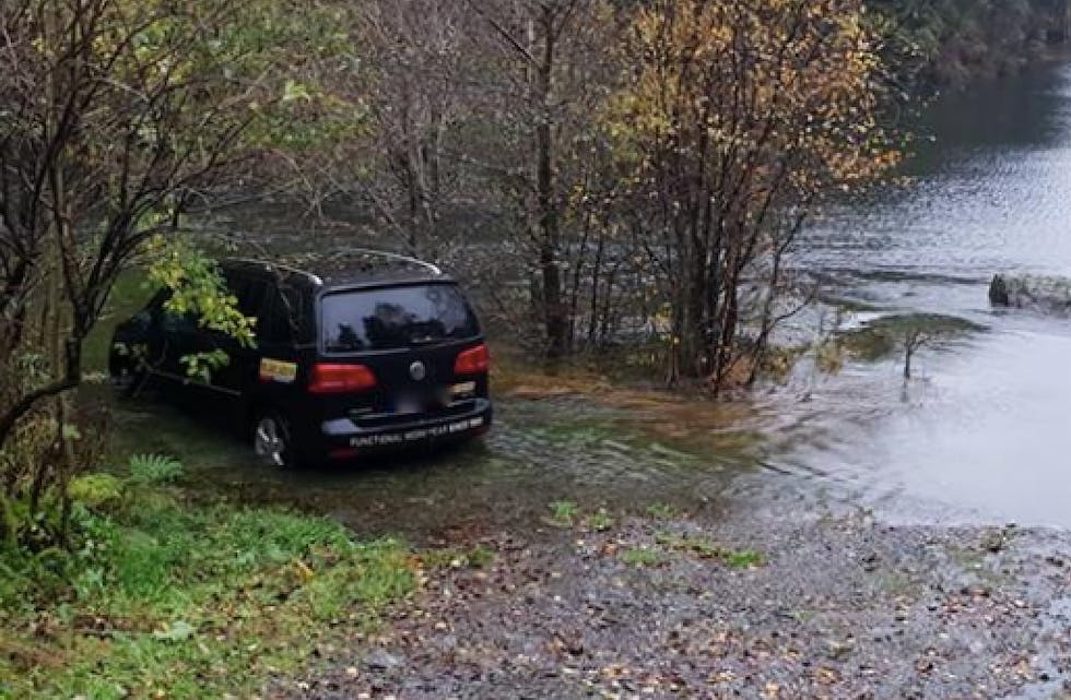 Vannet har sunket litt og bilen står nå nesten tørt. Men den har vært delvis under vann på grunn av regnet.